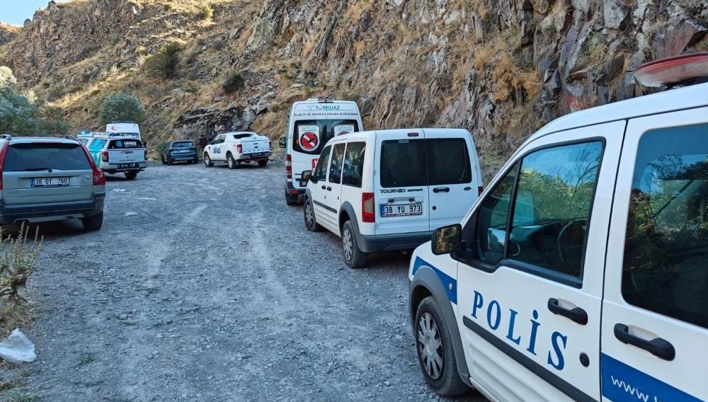 kayseride feci olay kayaliklardan dusen dagci yasamini yitirdi mVKbBALv