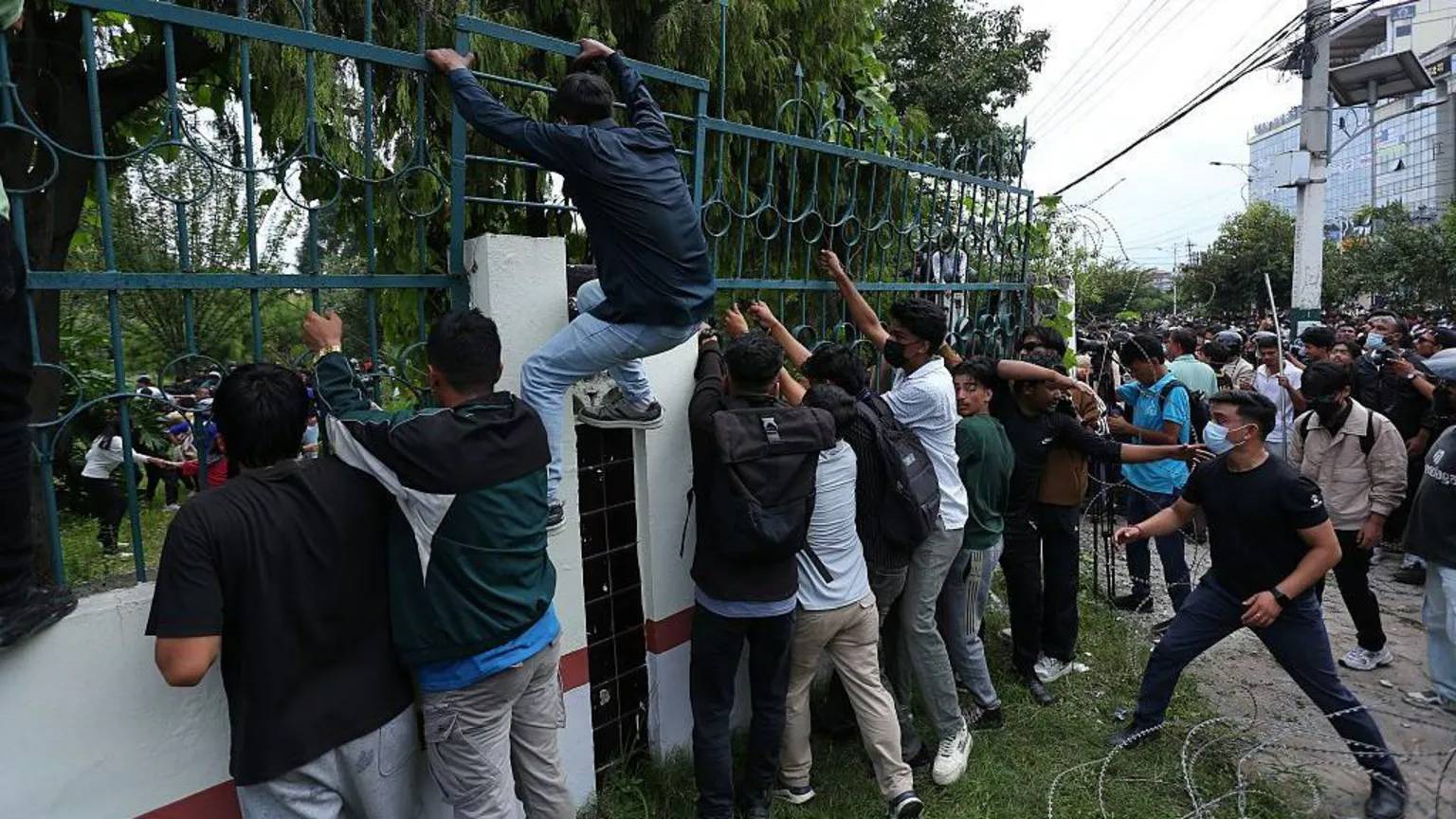 nepalde sosyal medya yasagi can aldi cikan protestolarda 13 kisi oldu RGxLc5yM