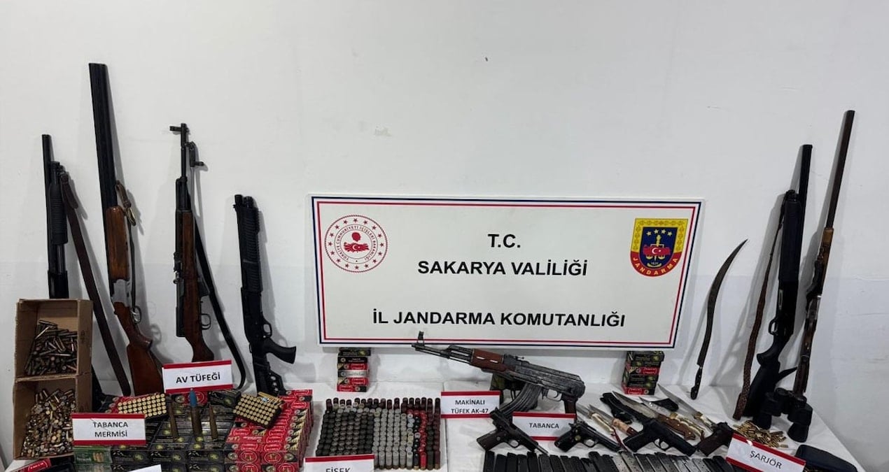 sakaryada cephanelik gibi ev uzun namlulu silahlar binlerce mermi ve altin ele gecti Ogc1ORzy