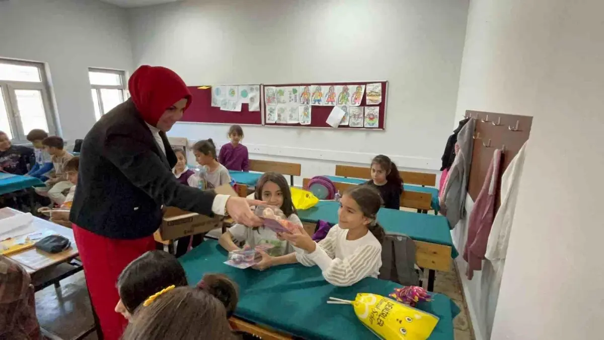 diyarbakirli muhtar dunya kiz cocuklari gununde kiz cocuklarina hediyeler dagitti 2C7Ap5Rl