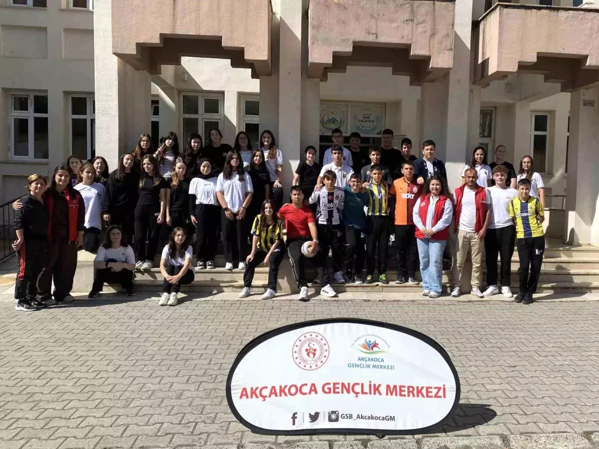 genclik merkezi akcakocada tanitim yapiyor A4lXRmUs