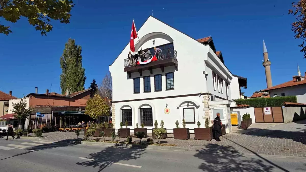 kosovali kadinlar turkiyenin 102 yildonumu icin turk bayragi ordu Cs1x1zDC.jpg