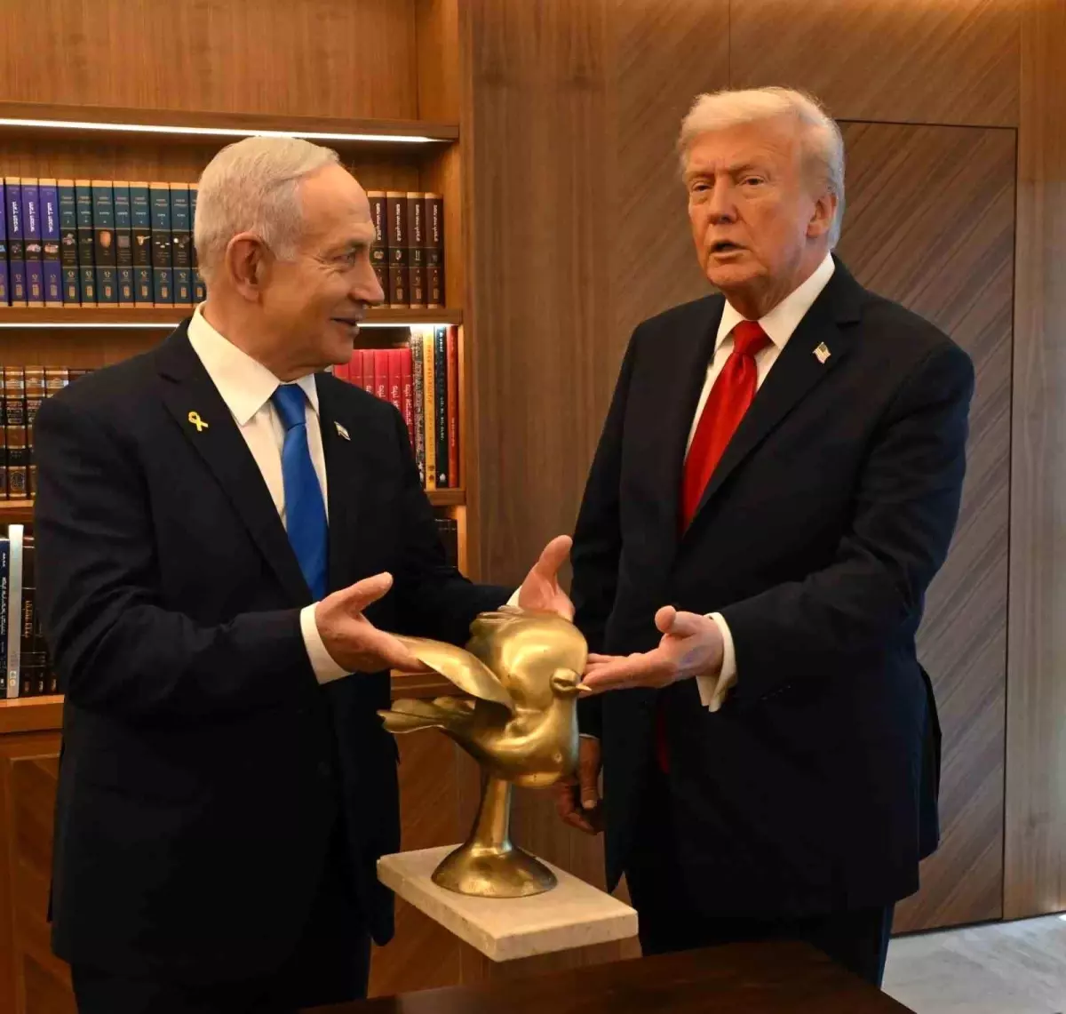 netanyahu trumpa altin guvercin hediye etti L9GZJUJy.jpg