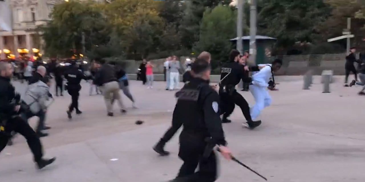 paristeki konserde izdiham arbede yasandi 76jWgrJZ.jpg