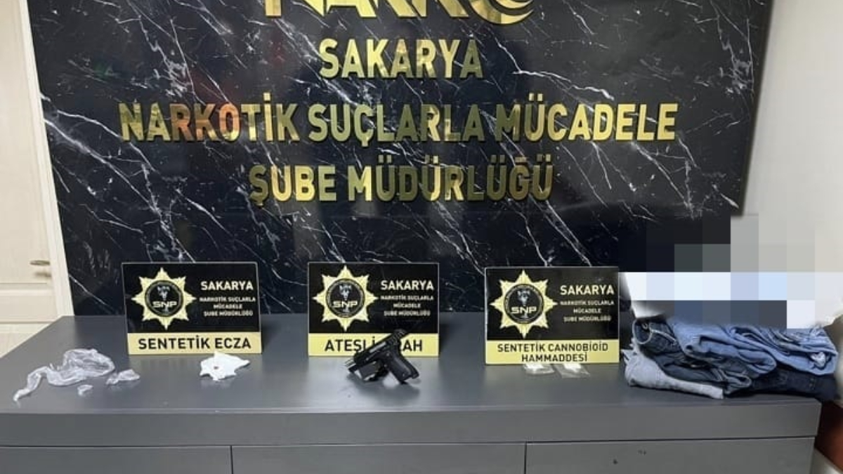 sakaryada uyusturucuyu kot pantolonlarla takas eden anne ve oglu tutuklandi XJE458Wa.jpg