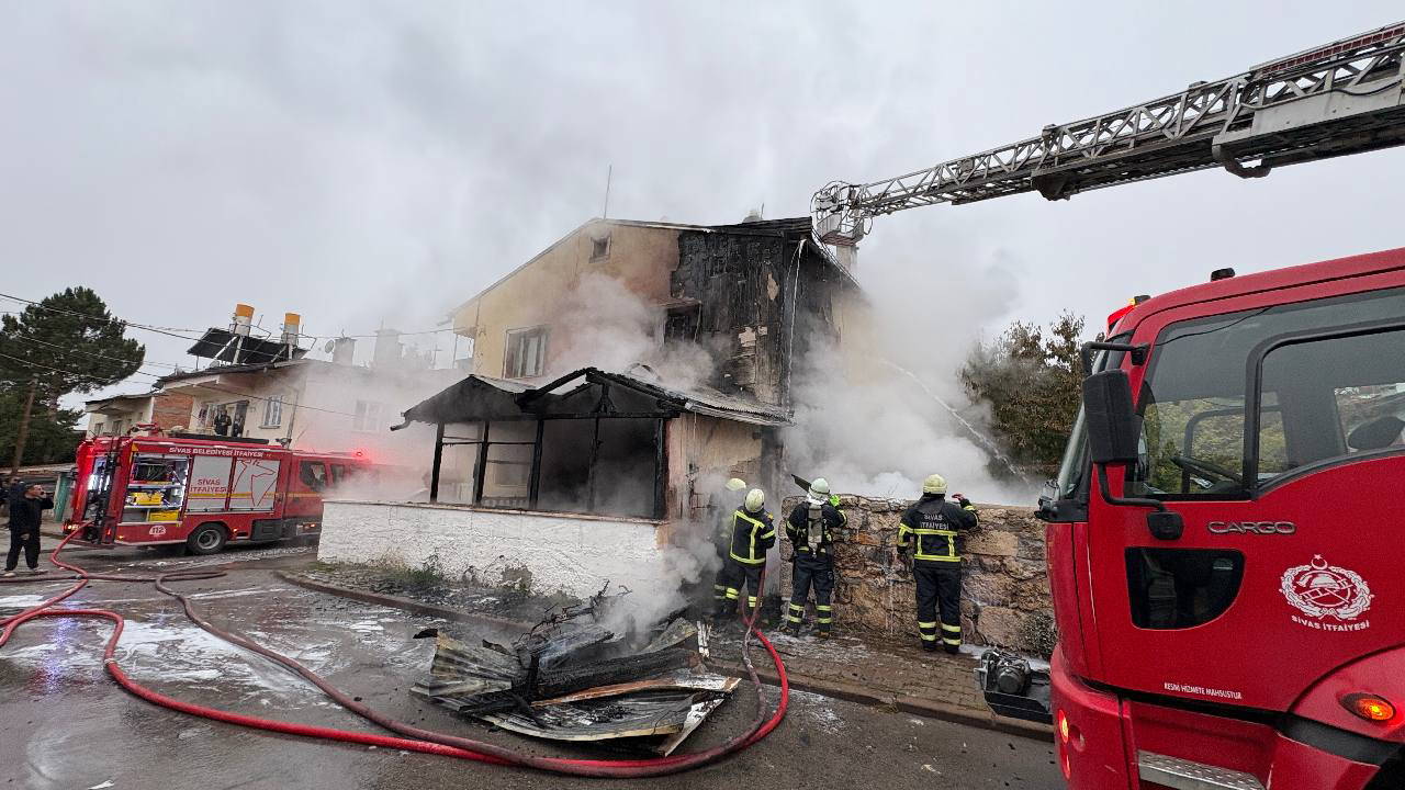 sivasta kundaklama suphesi yangini izleyen kisiye gozalti 2Cif4zFv.jpg