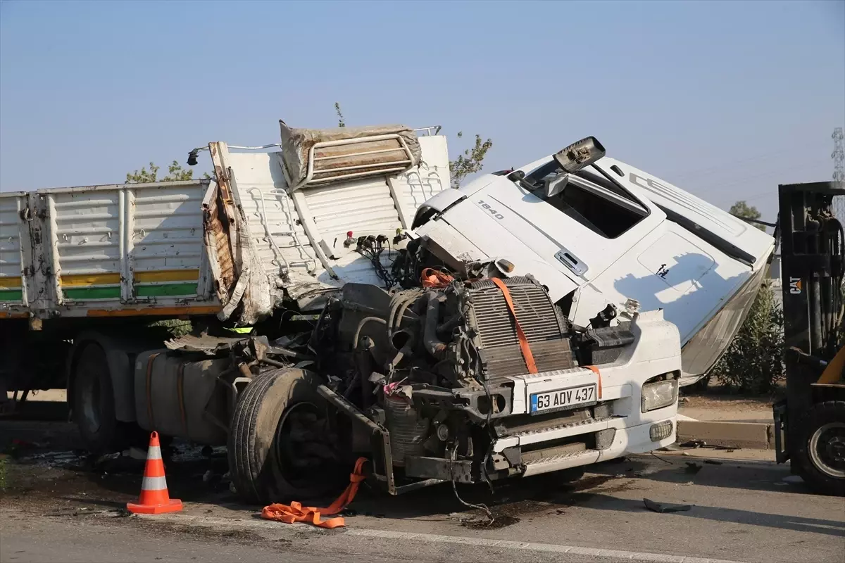 antakyada kaza tir yol temizleme aracina carpti jFzVaA1y.jpg