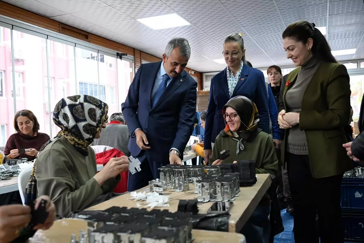 vali sezer kadin uretim atolyesini ziyaret etti Qg2yeHAP.jpg