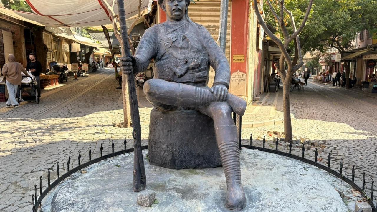 yunanlari kendi silahiyla vuran kahramanin heykelindeki kamayi caldilar WdjjgD3i.jpg