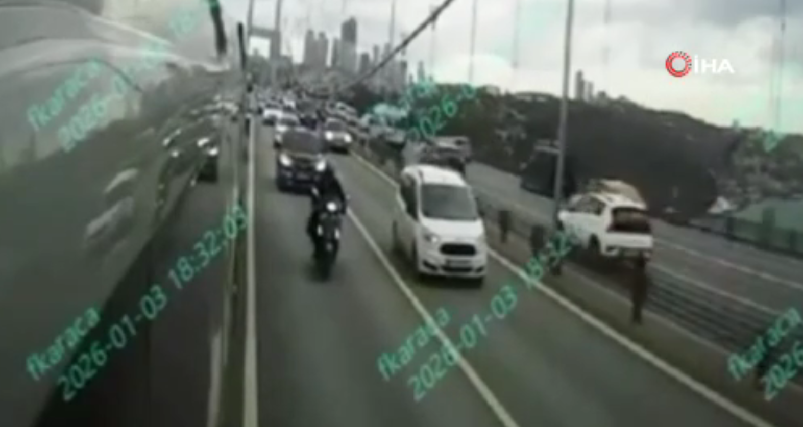 İstanbul’da şiddetli lodos. Metrobüs şoförü motosikletlilere siper oldu